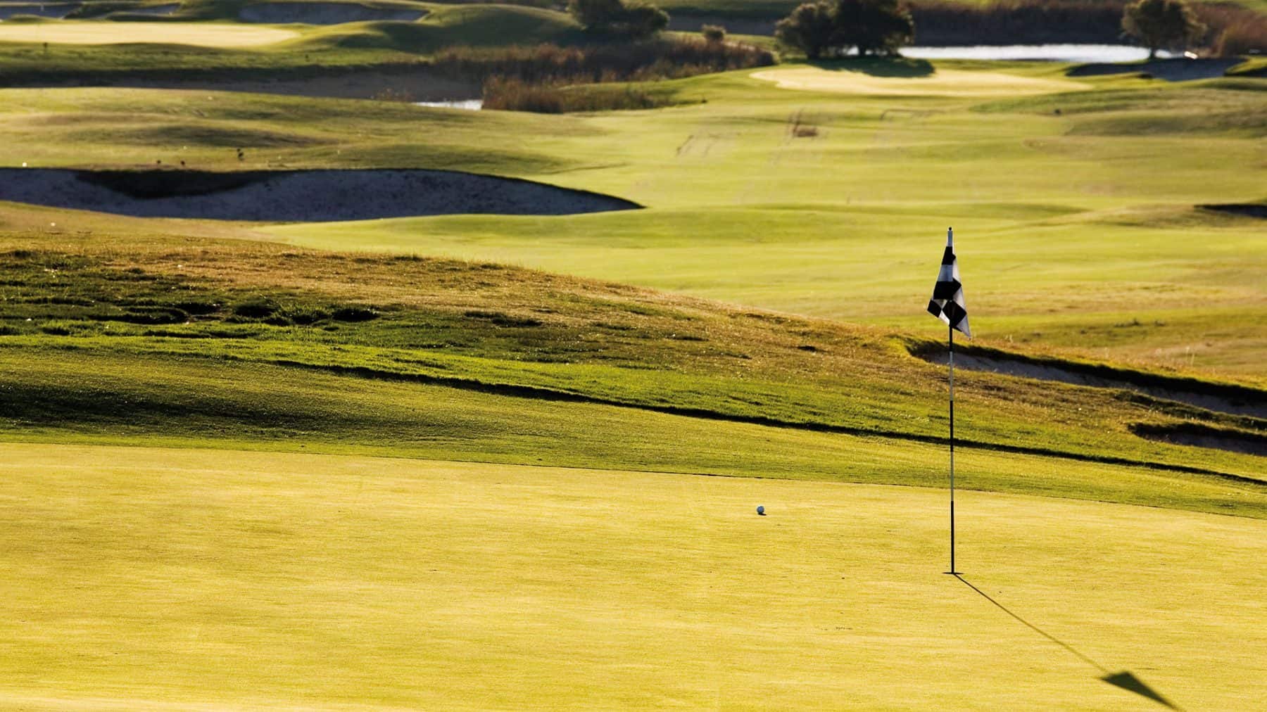 McCracken-Country-Club_GOLF_Green-&-bunkers